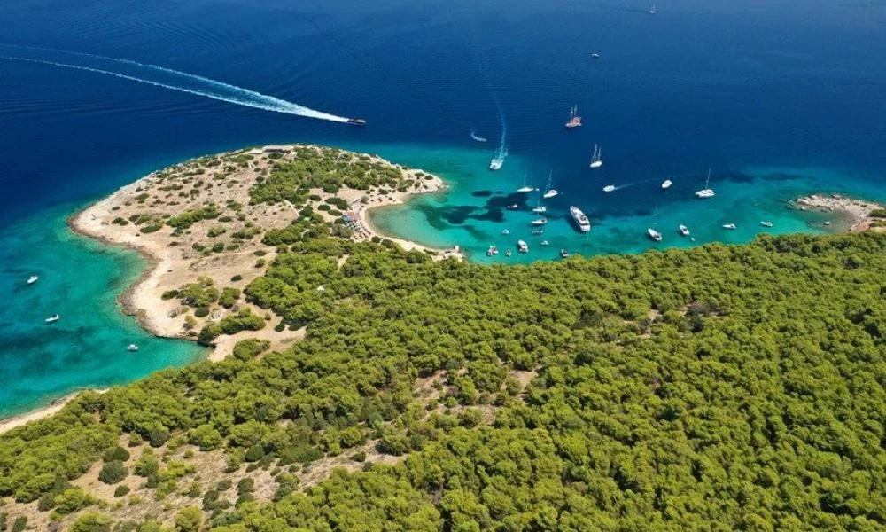Αίγινα: To παραδεισένιο ακατοίκητο νησάκι με τις μαγευτικές παραλίες